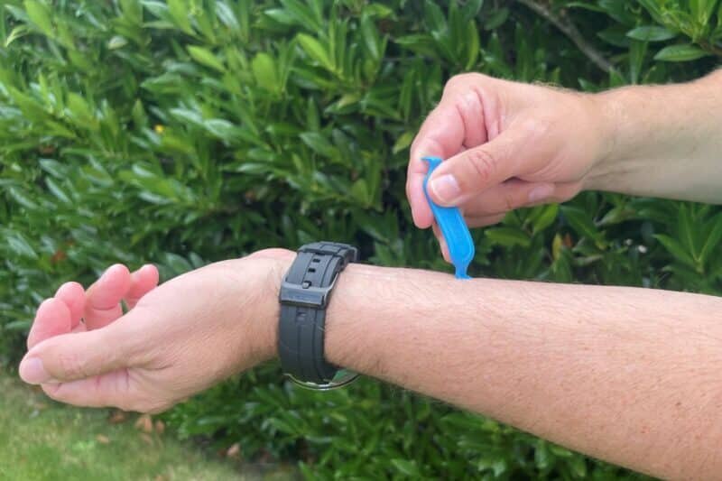 Blauer Tick-Off Zecke entfernen